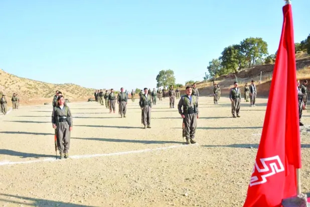 عناصر من القوات البيشمركة في حزب «كوملة» الكردستاني الإيراني المعارض في معسكر تدريبي بموقع شمال العراق (إكس)