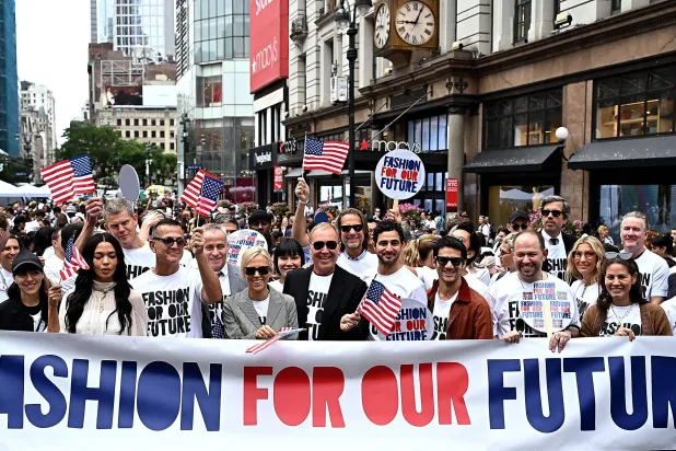 رئيسة تحرير مجلة «فوغ» آنّا وينتور والمصممون توم براون ومايكل كورس وتوري بورتش خلال فعالية «الموضة من أجل مستقبلنا» في نيويورك (أ.ف.ب)