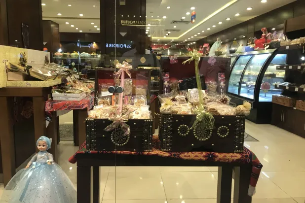 أحد المحال الفاخرة يبيع «حلوى المولد» (الشرق الأوسط)