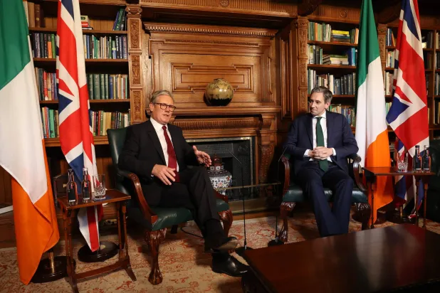 رئيس الوزراء الآيرلندي سايمون هاريس يلتقي نظيره البريطاني كير ستارمر في دبلن (إ.ب.أ)