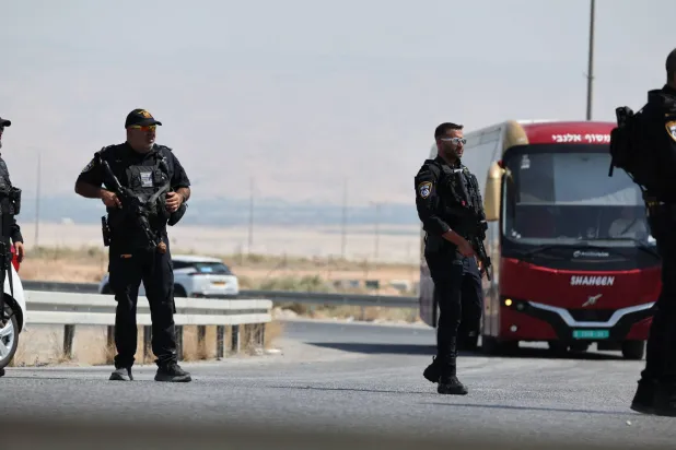 عناصر من قوات الأمن الإسرائيلية قرب معبر اللنبي الحدودي مع الأردن (أ.ف.ب)
