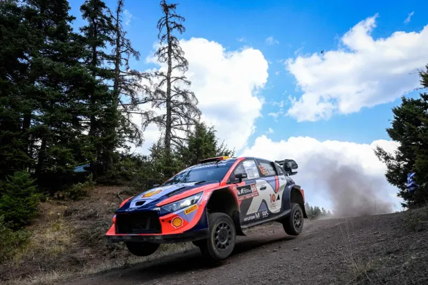 تييري نيفيل خلال مشاركته في المرحلة قبل الأخيرة من رالي أكروبوليس (أ.ف.ب)