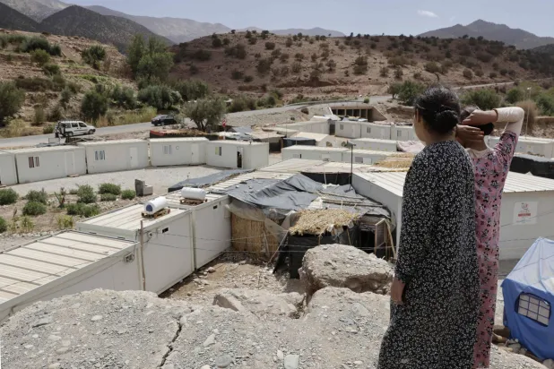 من قرية منكوبة في الهوز بجبال الأطلس (أ.ف.ب)