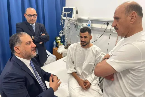 عدنان درجال خلال زيارته أيمن حسين في الكويت (منصة «إكس»)