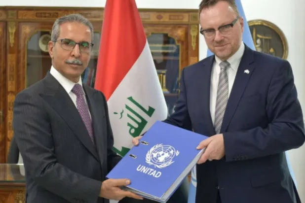 ممثل من «يونيتاد» يسلم القضاء العراقي تقرير التحقيق في جرائم الأسلحة الكيماوية لتنظيم «داعش» في العراق (موقع يونيتاد)