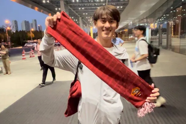 المشجع الصيني خلال وصوله لمقر معسكر المنتخب السعودي (الشرق الأوسط)