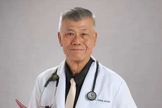 توه هونغ كينغ أكمل فترة تدريب لمدة عام في المستشفيات 