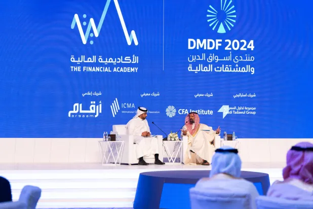 القويز يتحدث للحضور خلال الجلسة الحوارية الأولى بمنتدى أسواق الدين والمشتقات المالية (الشرق الأوسط)