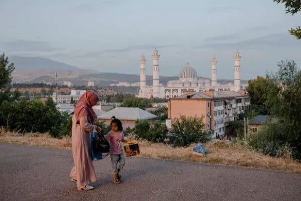 أكبر مسجد بطاجيكستان في دوشنبه... غطاء الرأس الذي ترتديه المرأة المارة من النوع الذي حظرته الحكومة الآن (نيويورك تايمز)