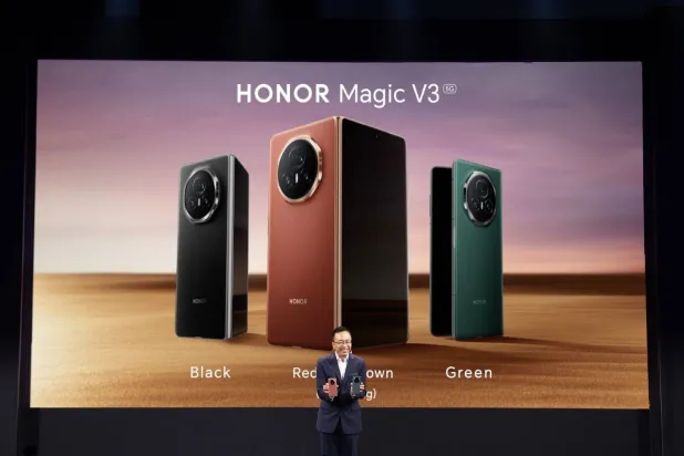 جورج جاو الرئيس التنفيذي لشركة هونر خلال عرض الجهاز في معرض «آي إف إيه»