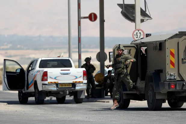 جنود إسرائيليون عند معبر «جسر أللنبي» بين الضفة الغربية والأردن (إ.ب.أ)