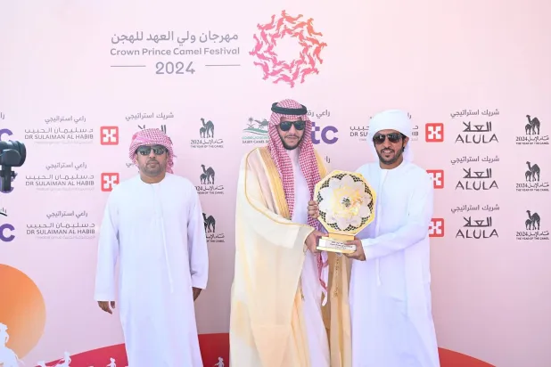 الأمير سعود بن نهار لدى تتويجه أبطال المرحلة النهائية في فئة الجذاع (الشرق الأوسط)