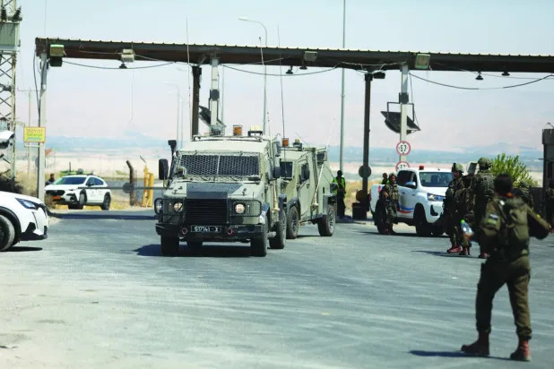  İsrail güçleri dün (pazar) Batı Şeria ile Ürdün arasındaki Allenby/Kral Hüseyin Köprüsü geçişinde bir kamyon şoförünün ateş açtığı yerin yakınında (EPA)