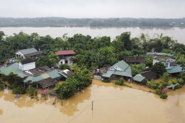 الإعصار «ياجي» تسبَّب بفيضانات في شمال فيتنام (أ.ب)