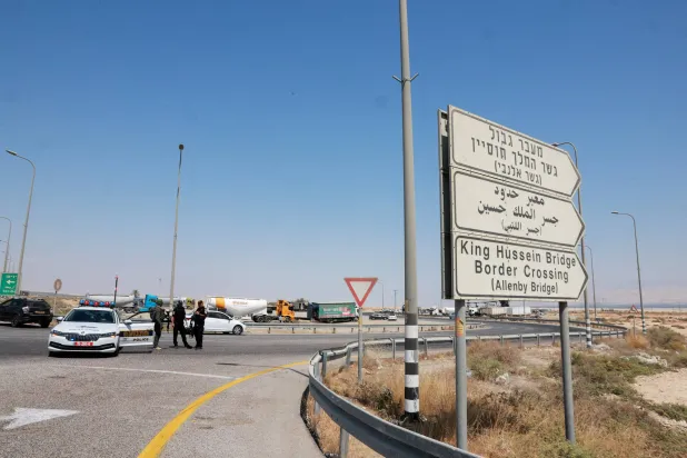 أفراد شرطة إسرائيليون يقفون حراساً في المنطقة القريبة من معبر جسر أللنبي بين الضفة الغربية والأردن (رويترز)