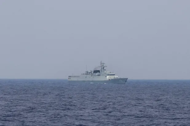 سفينة تابعة للبحرية الصينية تبحر في بحر الصين الجنوبي العام الماضي (أرشيفية - رويترز)