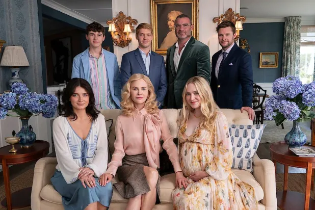 نيكول كيدمان متوسّطةً فريق مسلسل «The Perfect Couple» (نتفليكس)