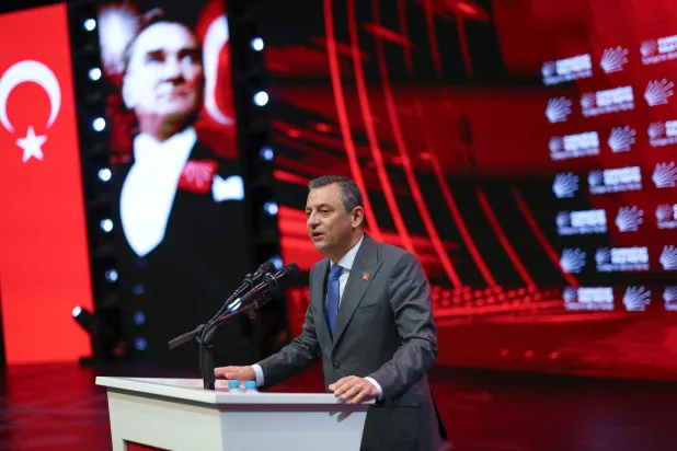 أوزيل أكد خلال المؤتمر العام لحزبه أن الشعب لن يصبر حتى موعد الانتخابات في 2028 (حسابه على إكس)