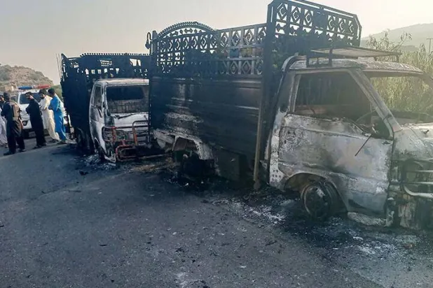 مركبات محترقة بعد هجوم شنه الانفصاليون البلوش بمنطقة مساخيل في بلوشستان (وسائل إعلام باكستانية)