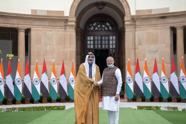 الشيخ خالد بن محمد بن زايد آل نهيان وناريندرا مودي رئيس الوزراء الهندي خلال اللقاء اليوم في نيودلهي (وام)