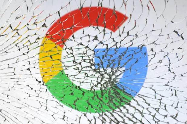 يظهر شعار «غوغل» من خلال الزجاج المكسور في هذه الصورة التوضيحية (رويترز)