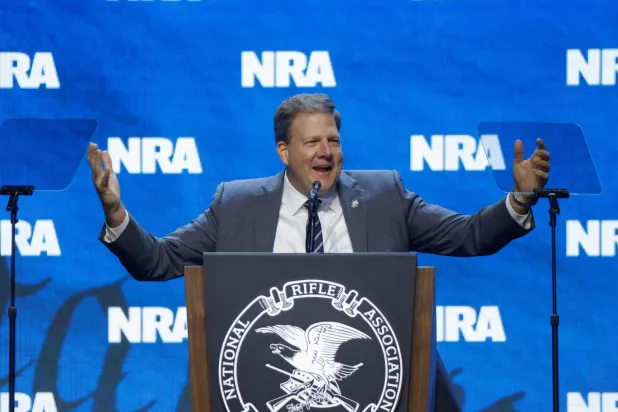 حاكم ولاية نيو هامبشاير كريس سونونو خلال فعالية في إنديانابوليس بولاية إنديانا بالولايات المتحدة في 14 أبريل 2023 (رويترز)