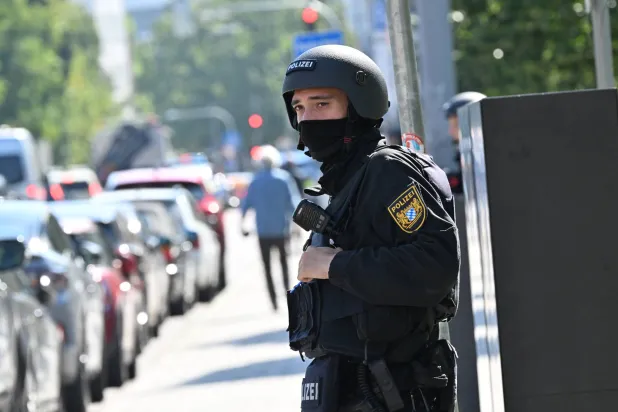 ضباط الشرطة في الخدمة بميونيخ خلال عملية شرطة كبرى بالقرب من القنصلية العامة الإسرائيلية ومركز توثيق النازيين مع إطلاق أعيرة نارية في المنطقة دعت الشرطة الناس إثرها إلى تجنب المنطقة (د.ب.أ)