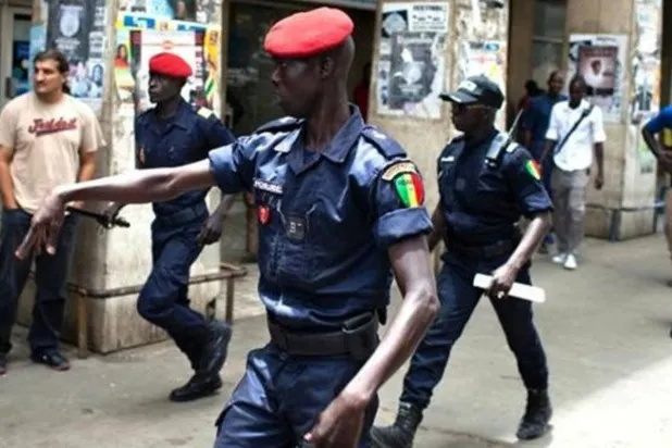 عناصر من الشرطة السنغالية (رويترز)