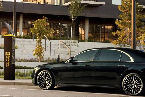 سيارة في أحد المواقف الذكية التابعة لمشروع «مواقف الرياض» (أمانة المنطقة)