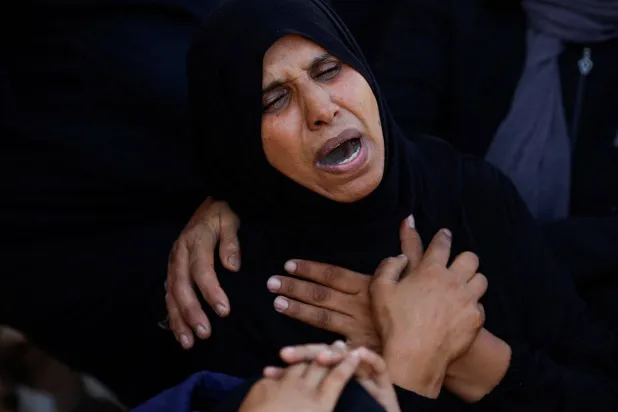 سيدة تندب فلسطينيين قُتلوا في غارات إسرائيلية في خان يونس جنوب غزة (رويترز)