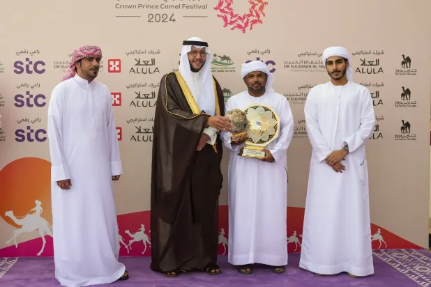 الأمير سعود بن نهار لدى تتويجه الفائزين في المرحلة النهائية ضمن فئة «الثنايا» (الشرق الأوسط)