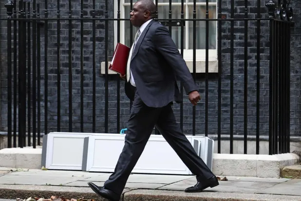 وزير الخارجية البريطاني ديفيد لامي يغادر «10 داونينغ ستريت» في لندن 9 سبتمبر 2024 بعد حضور اجتماع لمجلس الوزراء (أ.ف.ب)
