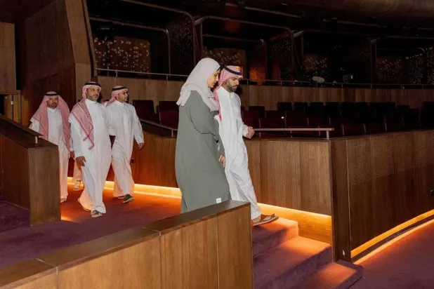 الأمير بدر بن عبد الله بن فرحان لدى زيارته مركز الملك فهد الثقافي بالرياض (واس)