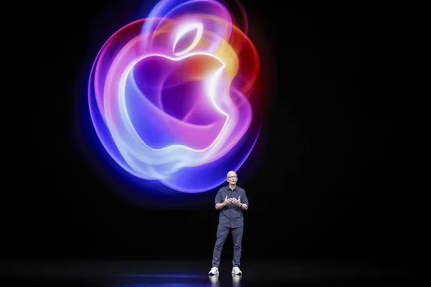 تيم كوك الرئيس التنفيذي لشركة «أبل» خلال الحدث السنوي الذي عقد الاثنين (إ.ب.أ)