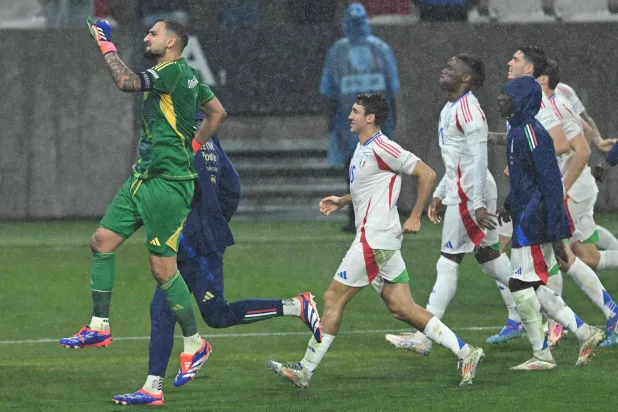 لاعبو إيطاليا يحتفلون مع جماهيرهم بالفوز على إسرائيل (أ.ف.ب)