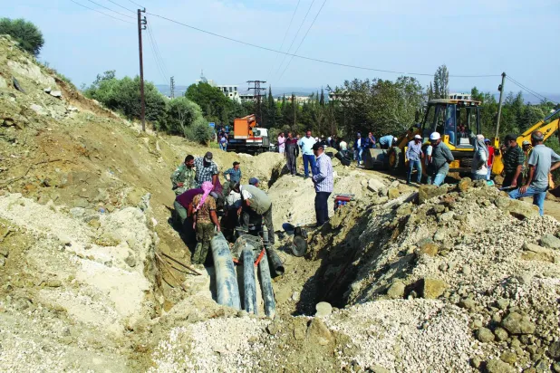 
سكان يتفقدون منطقة متضررة عقب غارة إسرائيلية على مصياف وسط سوريا (رويترز)