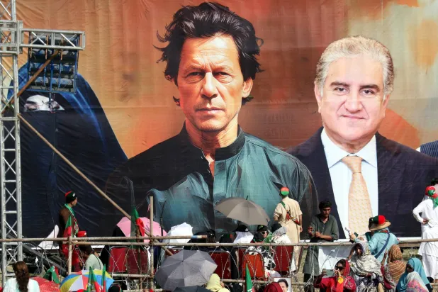 عدد من أنصار رئيس الوزراء الباكستاني السابق عمران خان في مظاهرة في إسلام آباد أول من أمس (إ.ب.أ)