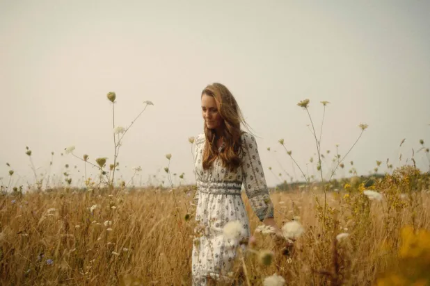 الأميرة كيت تمشي بحقل في نورفولك (أ.ف.ب)