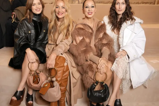 عارضات عالميات من أعمار مختلفة من بينهن المخضرمة جيري هول في عرض «كلوي» (كلوي)