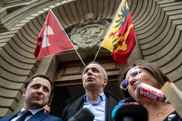 طارق رمضان يغادر المحكمة مع محاميه ثيو بادان (أرشيفية- أ.ف.ب)