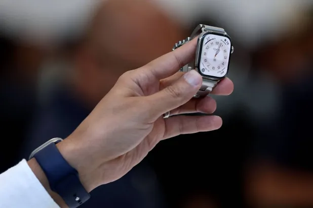 شركة «أبل» تطلق الإصدار العاشر من ساعتها بتصميم حديث وقدرات جديدة (أ.ف.ب)