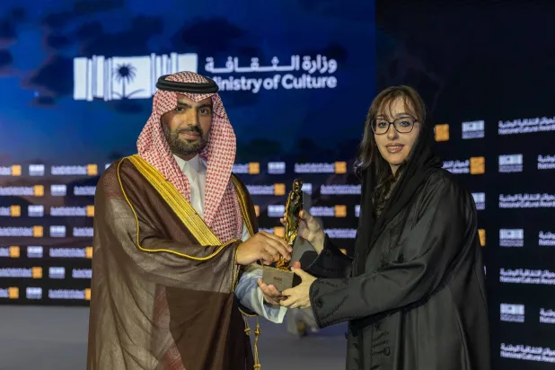 وزير الثقافة في أثناء تتويج ضياء يوسف بجائزة الثقافة للشباب (الجوائز الثقافية الوطنية)