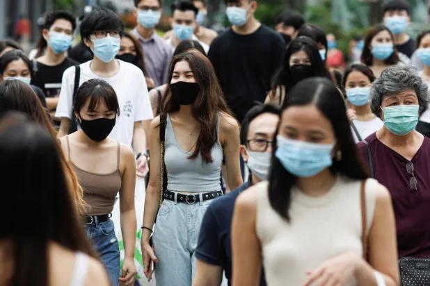 مراهقات يرتدين أقنعة واقية خلال فترة كورونا في اليابان (أرشيفية - رويترز)