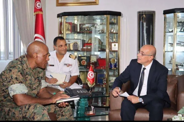 وزير الدفاع التونسي خالد السهيلي وقائد القوات الأميركية في أفريقيا الجنرال مارك لانغلي في اجتماع قبل أيام بتونس (السفارة الأميركية في تونس)
