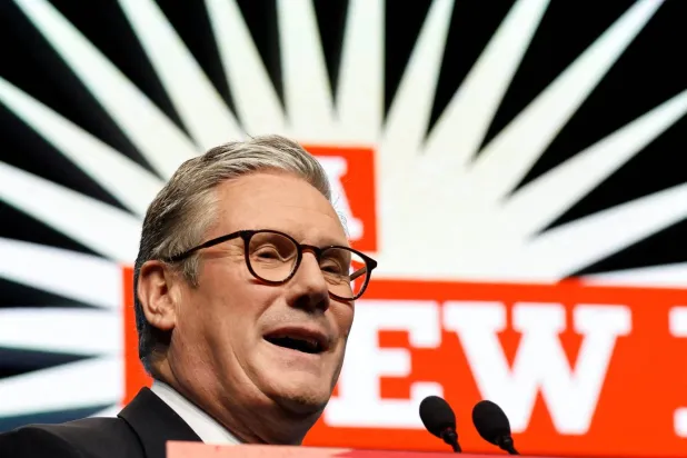 رئيس الوزراء البريطاني كير ستارمر يحضر مؤتمر نقابات العمال في برايتون (رويترز)