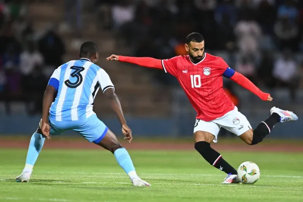 محمد صلاح قائد المنتخب المصري خلال مواجهة بوتسوانا ضمن منافسات تصفيات كأس الأمم الأفريقية (أ.ف.ب)