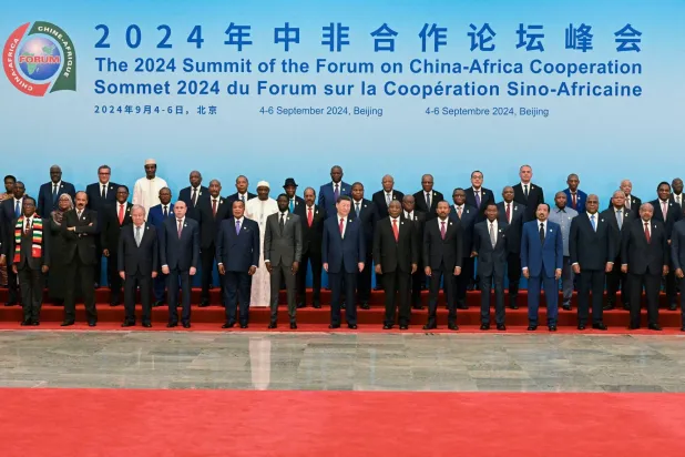 الرئيس الصيني شي جينبينغ (وسط الصورة) وقادة أفارقة خلال التقاط صورة جماعية خلال قمة منتدى التعاون الصيني الأفريقي (FOCAC) في قاعة الشعب الكبرى في بكين، الصين، 5 سبتمبر 2024 (رويترز)