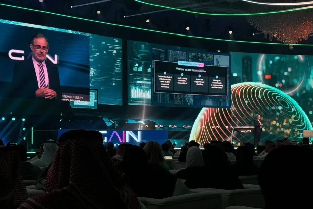 نائب المستشار العام في شركة «مايكروسوفت» أنتوني كوك يتحدث في اليوم الثاني من القمة العالمية للذكاء الاصطناعي (الشرق الأوسط)