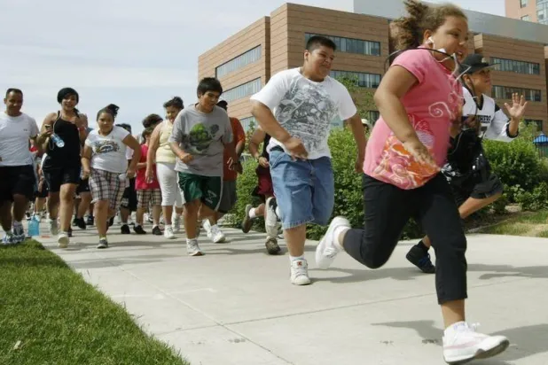 أطفال ومراهقون ينطلقون من خط البداية للجري/ المشي السنوي للمرضى وأصدقائهم وعائلاتهم في مستشفى الأطفال بأورورا بولاية كولورادو الأميركية 5 يونيو 2010 (رويترز)