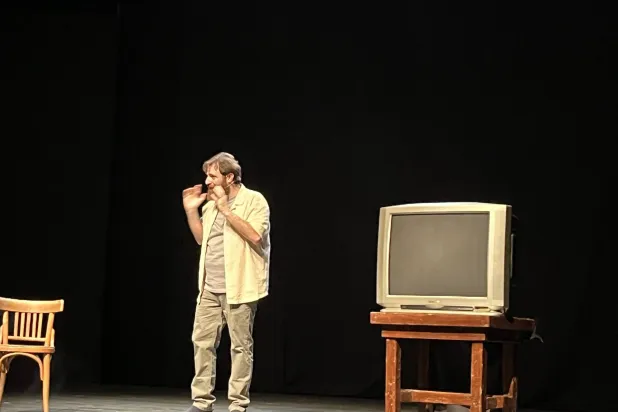 يتناول يمّين في المسرحية موضوعات حياتية (الشرق الأوسط)